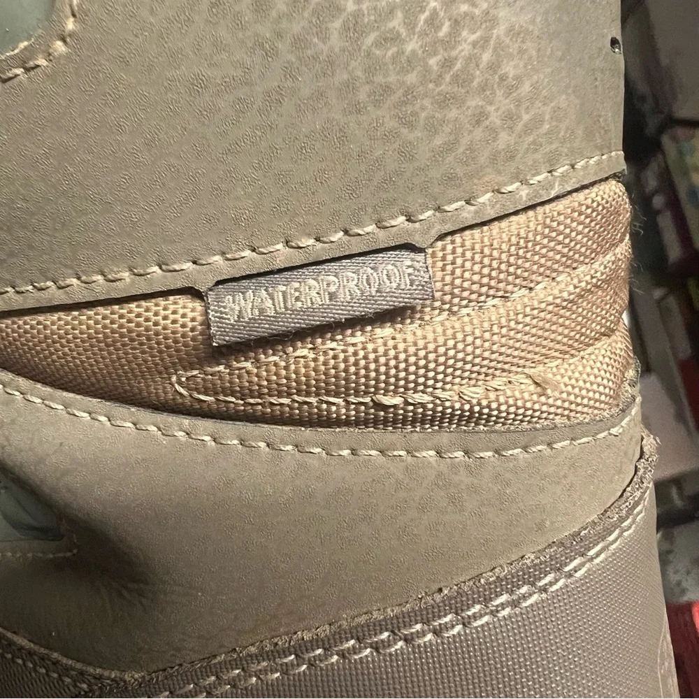 Merrell women’s waterproof boots size 7‎